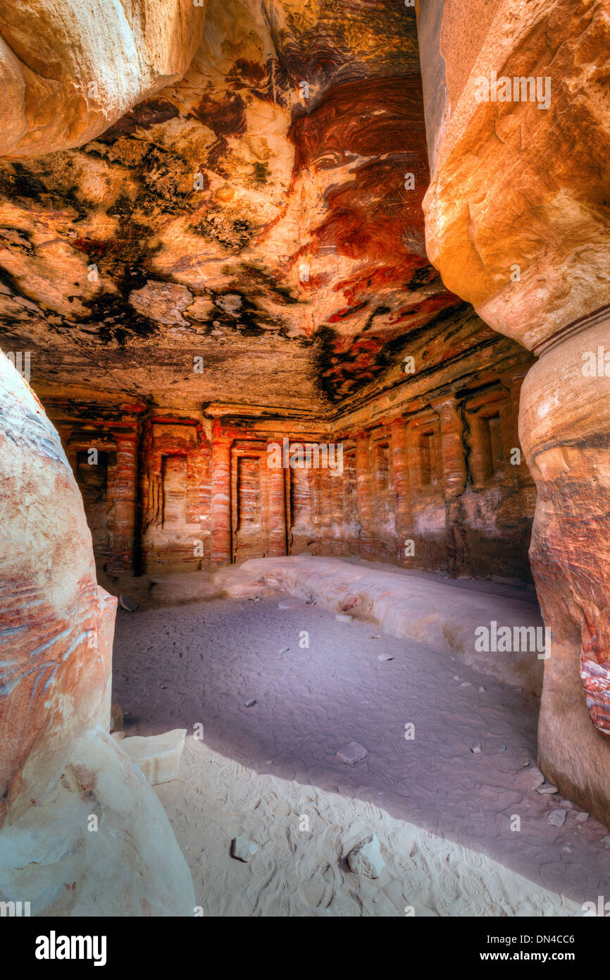 Interno della antica tomba in Petra, Giordania Foto Stock