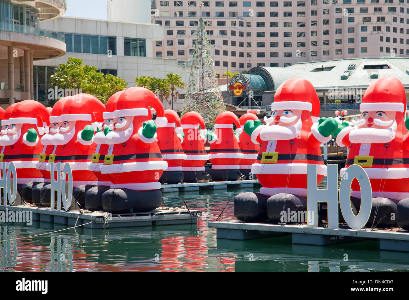 Sydney, Australia,Martedì 17 Dicembre, floating Babbo Natale in Sydney Darling Harbour per le celebrazioni del Natale Foto Stock