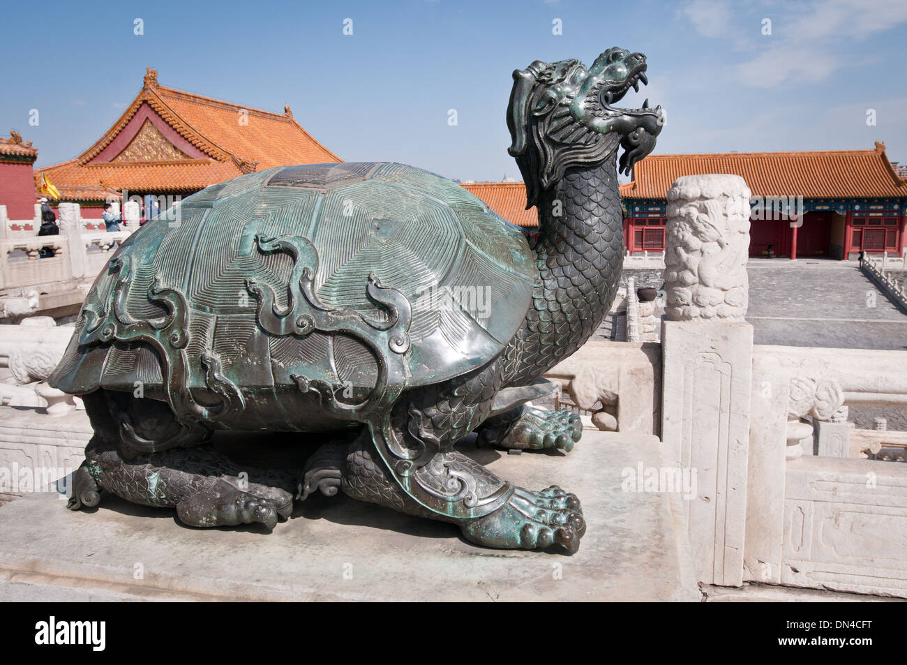 Statua di tartaruga - simbolo della forza - nella città proibita a Pechino, Cina Foto Stock