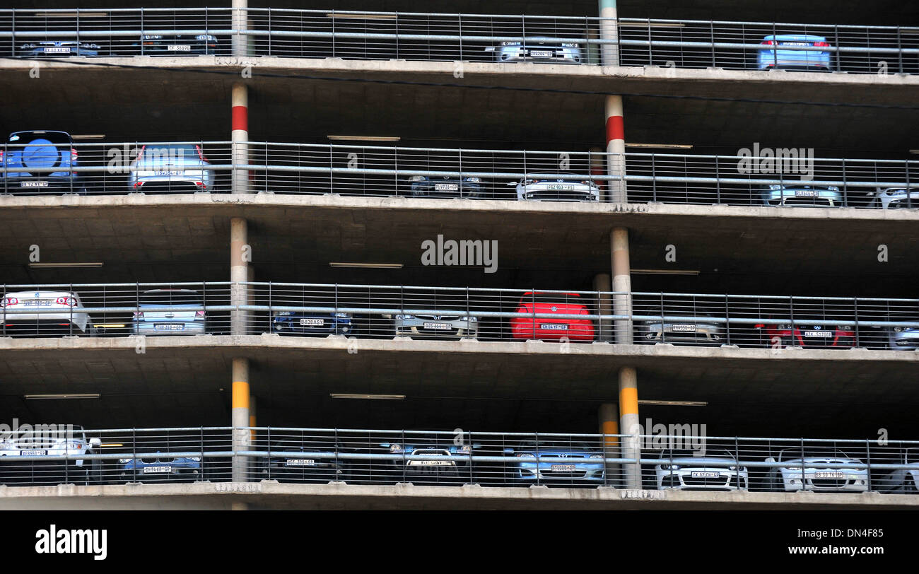 Auto parcheggiata in un grande multi-storia parco auto. Foto Stock