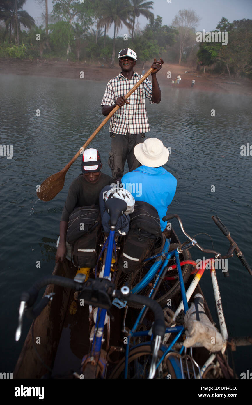 Attraversamento del fiume a boarders di Guinea Bissau e Guinea Conakry, Africa occidentale. Foto Stock