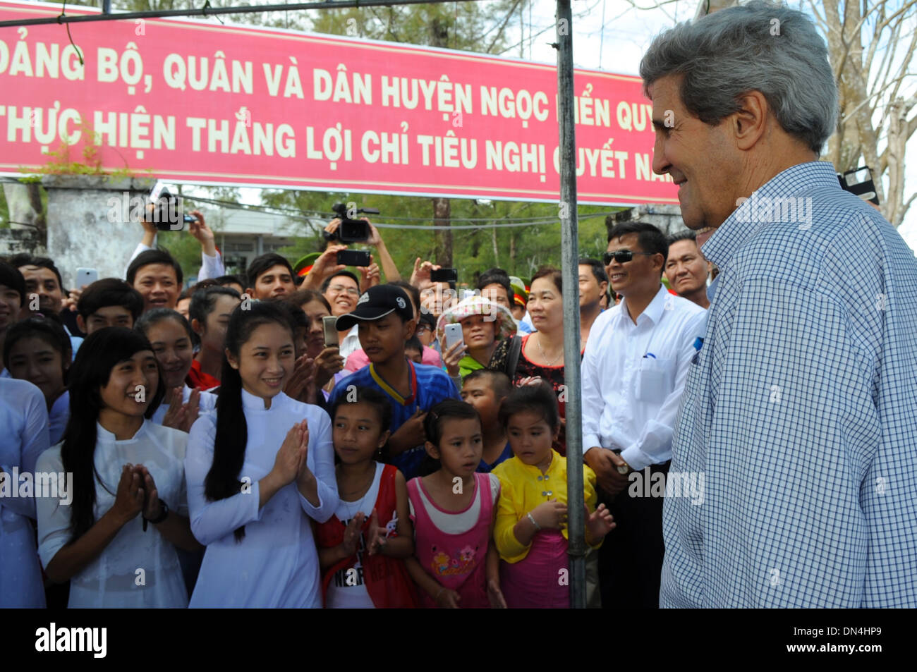 Segretario Kerry saluta gli studenti nel Delta del Mekong Village Foto Stock