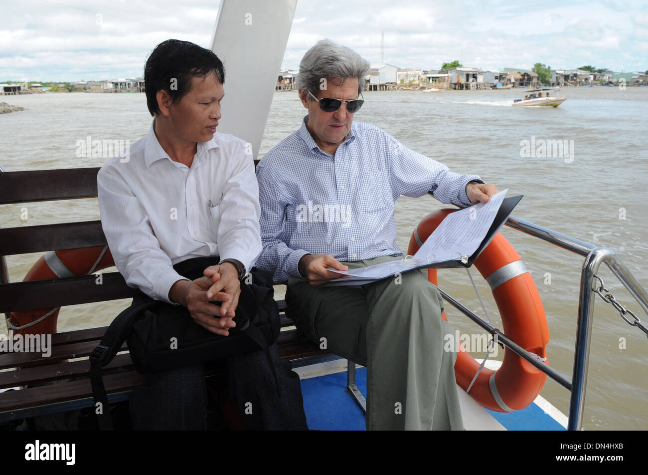 Segretario Kerry chat con il cambiamento climatico ricercatore Dang Kieu Nhan Foto Stock