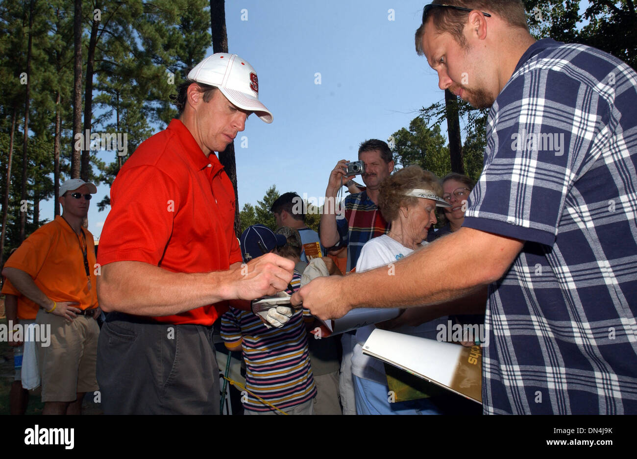 Aug 27, 2006; Raleigh, NC, Stati Uniti d'America; Carolina Hurricanes e la Stanley Cup Champions giocatore di hockey ROB BRIND 'AMOUR firma autografi al 2006 Jimmy V Celebrity Golf Classic che ha avuto luogo a Prestonwood Country Club situato in Cary. Il Jimmy Valvano Foundation ha sollevato oltre 12 milioni di dollari per aiutare a beneficio della ricerca contro il cancro. Coach Jim Valvano passata nel 1993 dal cancro e di stato Foto Stock