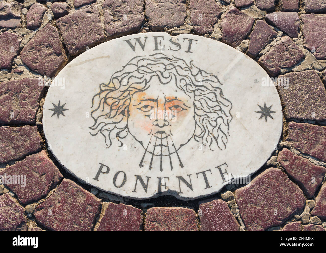 Una rosa di bussola è incisa sul terreno intorno all'obelisco Vaticano, situato in Piazza San Pietro, città del Vaticano. Questa caratteristica distintiva funge da guida per l'orientamento e aggiunge significato storico e architettonico alla piazza. Foto Stock