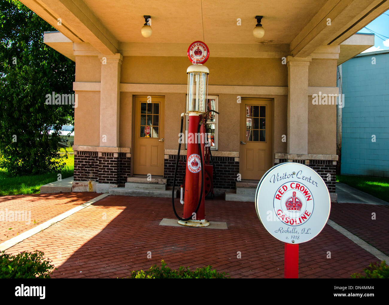 La storica restaurata 1918 Standard gas olio dalla stazione di Rochelle, Illinois è un punto di riferimento sulla Lincoln Highway Foto Stock