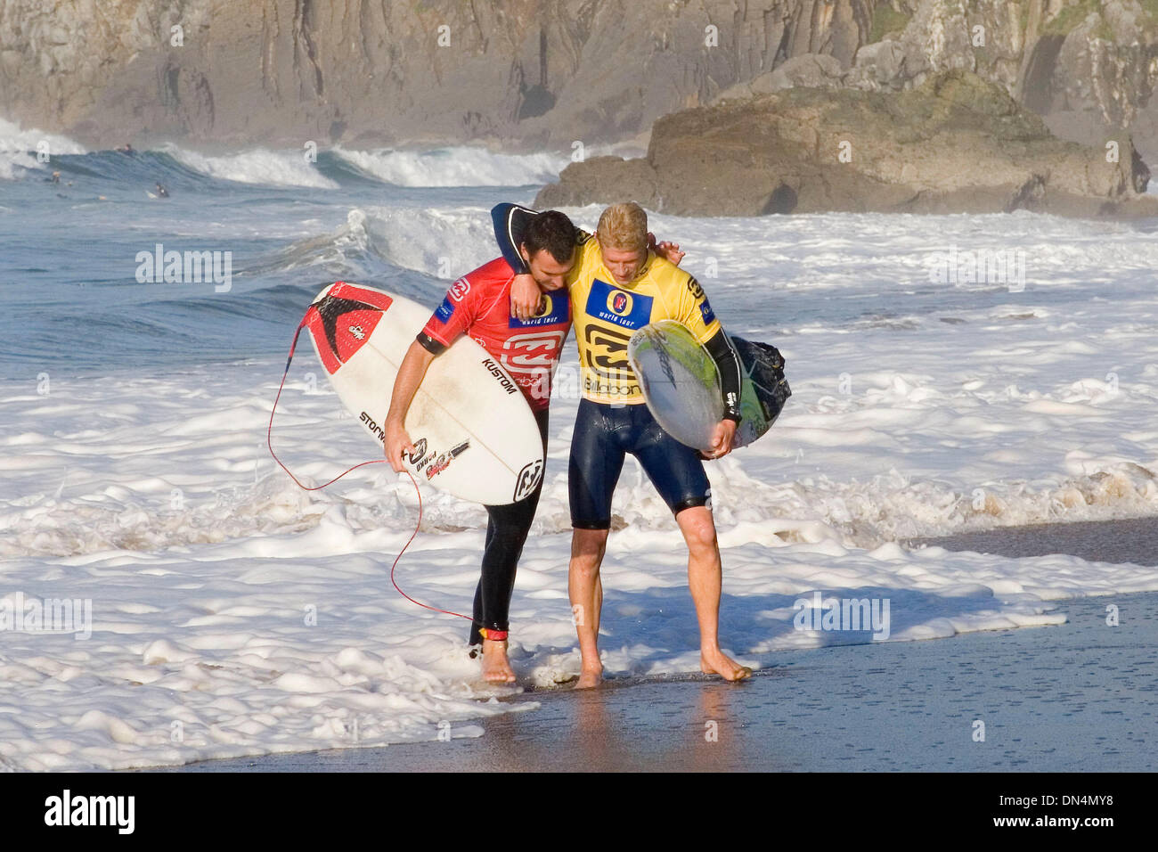 Oct 12, 2006; Mundaka, Spagna; Surf: Amici JOEL Parkinson (L) e Mick FANNING che è cresciuto insieme in Coolangatta sulla Gold Coast australiana, condividere un momento di solidarietà dopo il loro affacciate ai quarti di finale delle il Billabong Pro Mundaka oggi. Morbo di Parkinson ha avuto il sopravvento nel loro scontro battendo Fanning proprio come aveva fatto nelle finali del precedente ev Foto Stock