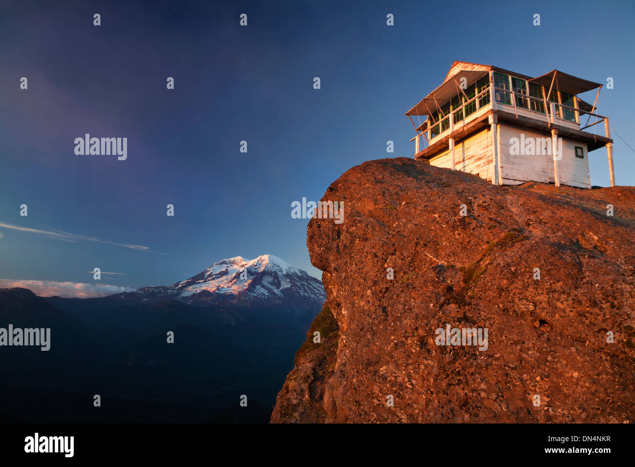 WASHINGTON - High Rock lookout e Mount Rainier al tramonto. Foto Stock