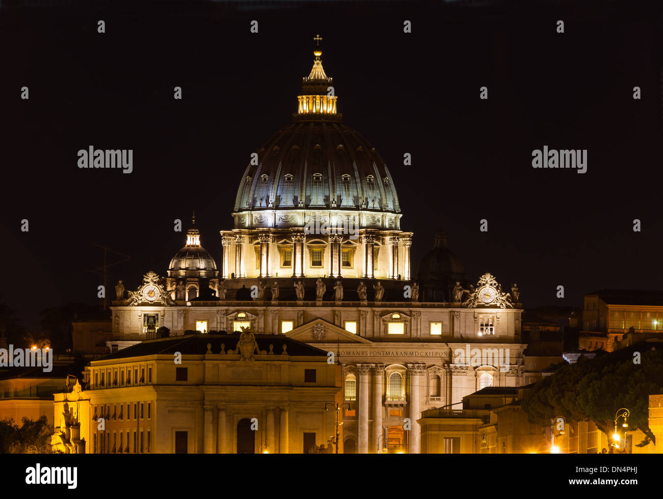 La Basilica di San Pietro, Vista notte, da Umberto I bridge, Roma, Italia. Foto Stock