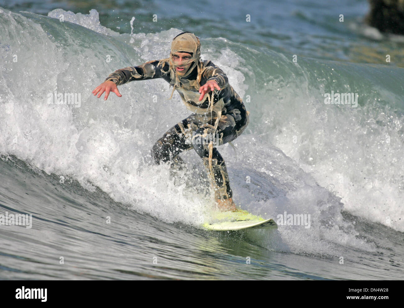 Oct 29, 2006; Manhattan Beach, CA, Stati Uniti d'America; JANNI LANGE sposa la parte di una 'mumm'y mentre egli partecipa alla seconda annuale Surf progressivo del gruppo spaventare N' strappare Surf Contest in Manhattan Beach, California, dove i concorrenti sono giudicati ugualmente per il loro costume come lo sono per il surf capacità. Credito: Foto di Branimir Kvartuc/ZUMA premere. (©) Copyright 2006 by Branimir Kvar Foto Stock