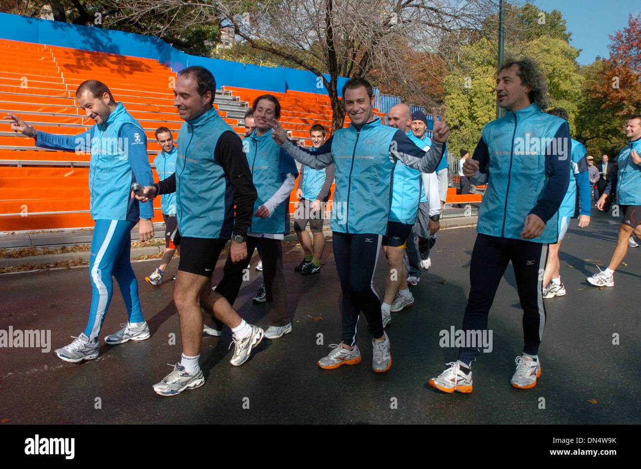 Nov 02, 2006; Manhattan, NY, STATI UNITI D'AMERICA; membri della Maratona d'Italia Team warm up vicino al traguardo del 2006 New York City Marathon di Central Park. Credito: Foto di Bryan Smith/ZUMA premere. (©) Copyright 2006 by Bryan Smith Foto Stock