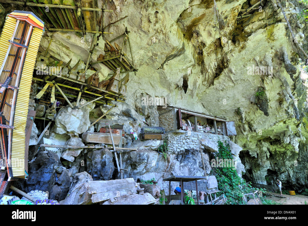 Seppellire i loro morti in una delle più esclusive vie, Londa, Sulawesi meridionale Foto Stock