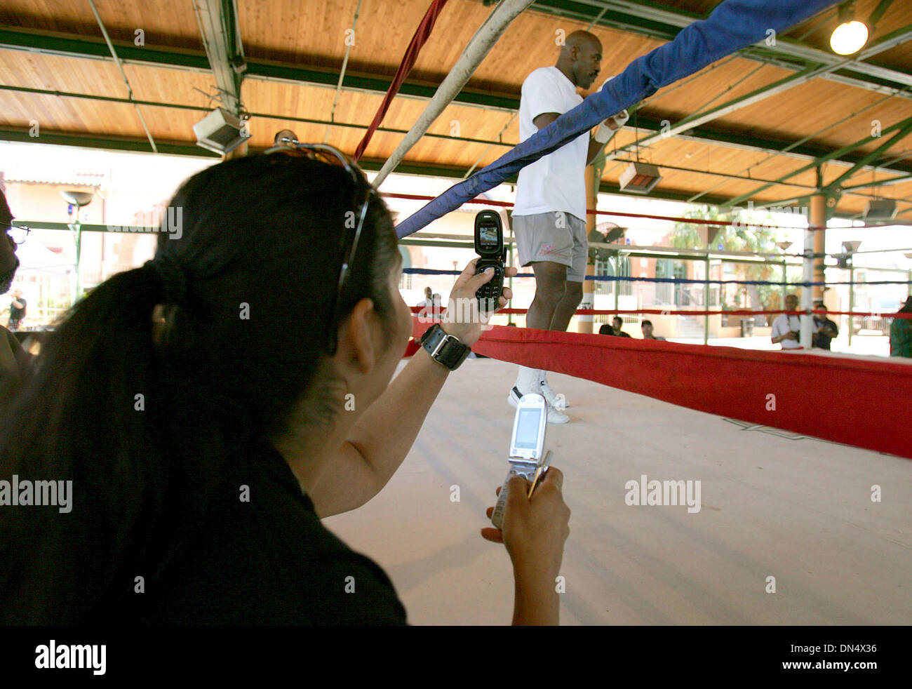 07 nov 2006; San Antonio, TX, Stati Uniti d'America; il pugilato: Melissa Lucio di Harlingen prende le immagini della ex Heavywieght Champ EVANDER HOLYFIELD come egli lavora fuori al tramonto dalla stazione di preparazione per il suo venerdì notte lotta contro Fres Oquendo. Credito: foto di Kevin Geil/San Antonio Express-News/ZUMA premere. (©) Copyright 2006 by San Antonio Express-News Foto Stock