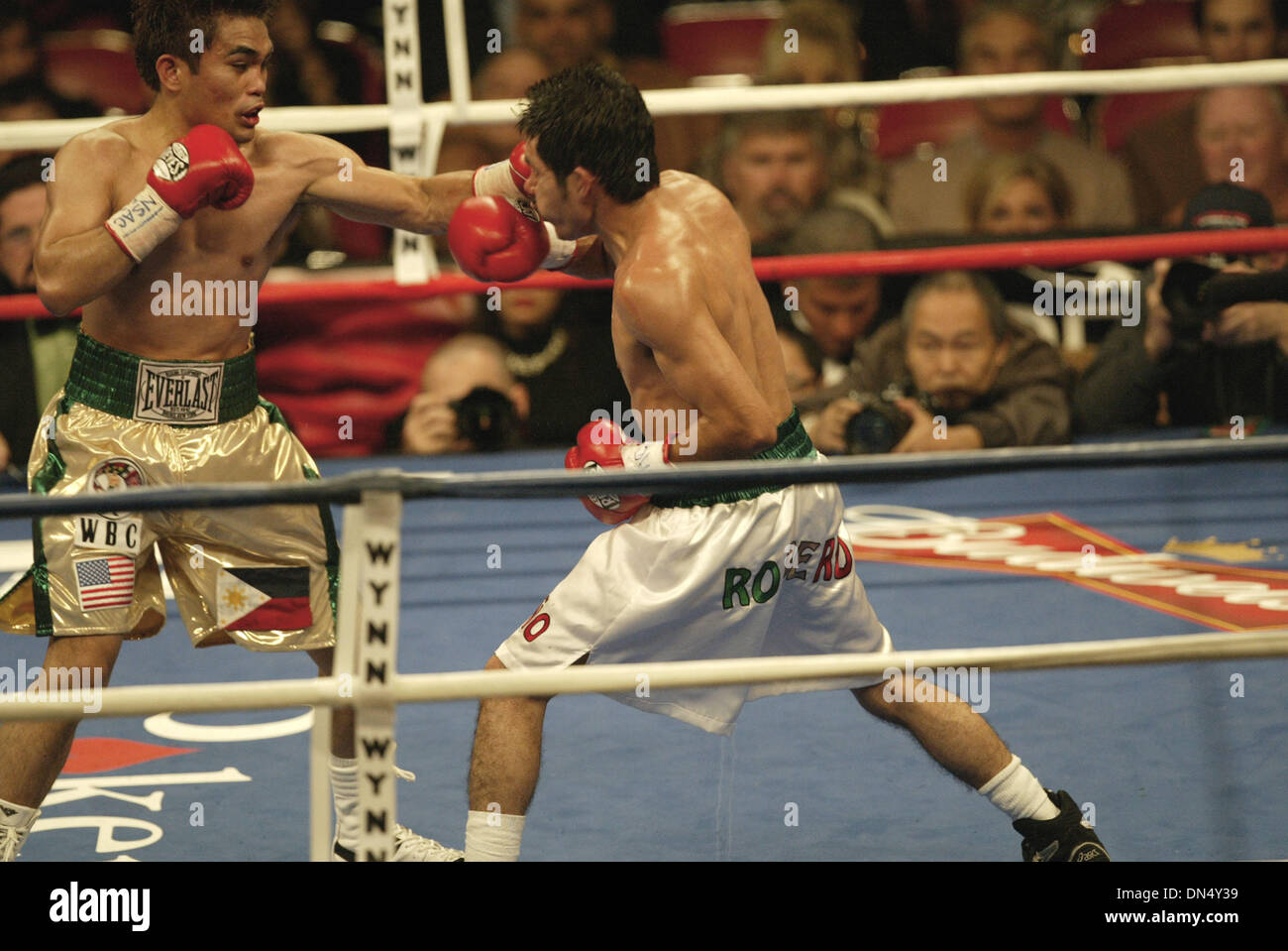 Nov 18, 2006; Las Vegas, NV, STATI UNITI D'AMERICA; Champion OMAR NINO (bianco trunk) ha difeso il suo titolo in un rematch contro BRIAN VILORIA. WBC Champion Omar Nino ha difeso il suo titolo in un rematch contro Brian Viloria al Thomas & Mack Arena di Las Vegas, Nevada. La lotta è stato chiamato una maggioranza disegnare, Nino mantenuto il suo titolo WBC. Le ventole sono state prenotazione in forte disaccordo con il giudice di rigature. Foto Stock