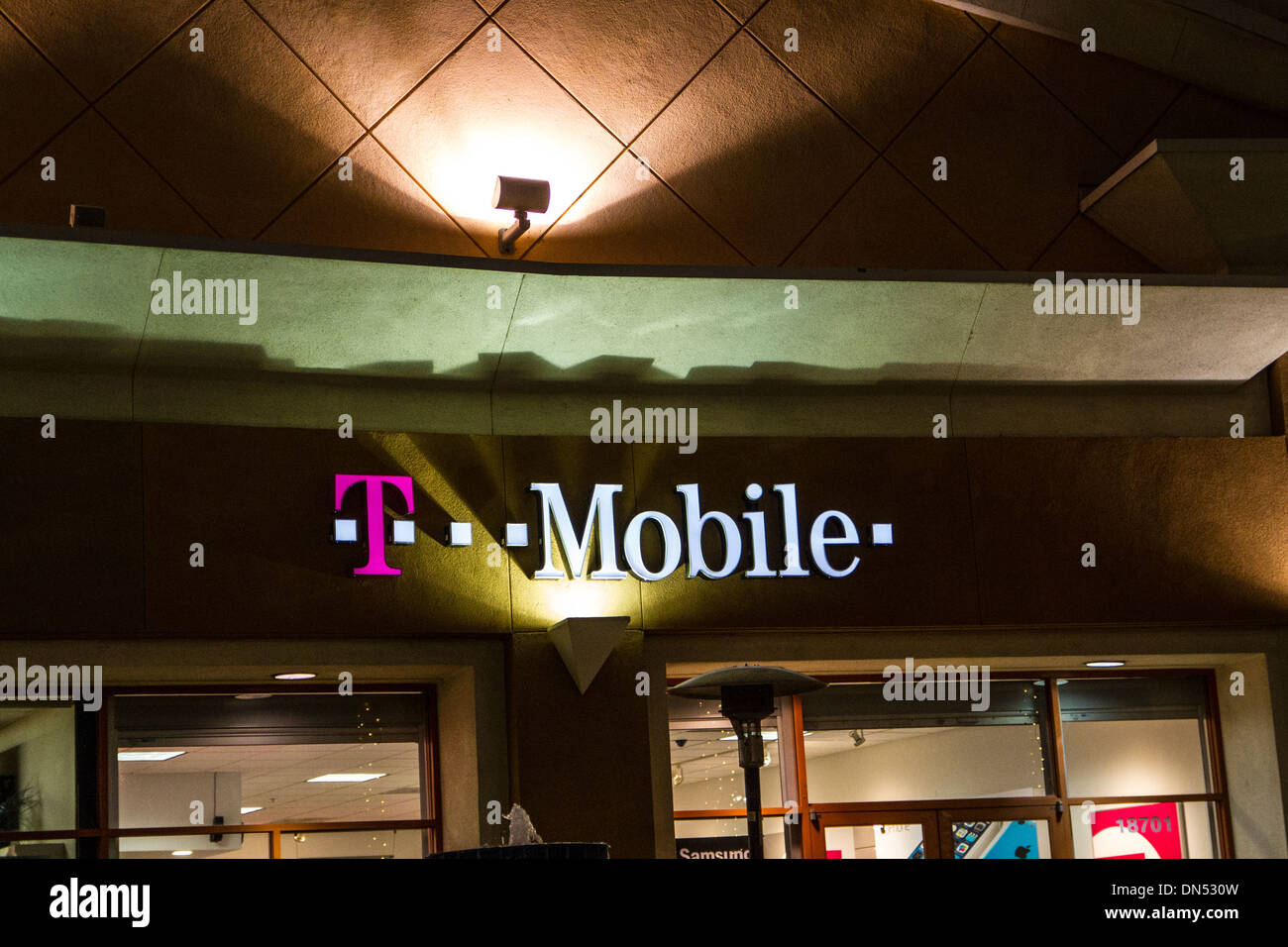 Una T-Mobile store in Northridge California Foto Stock