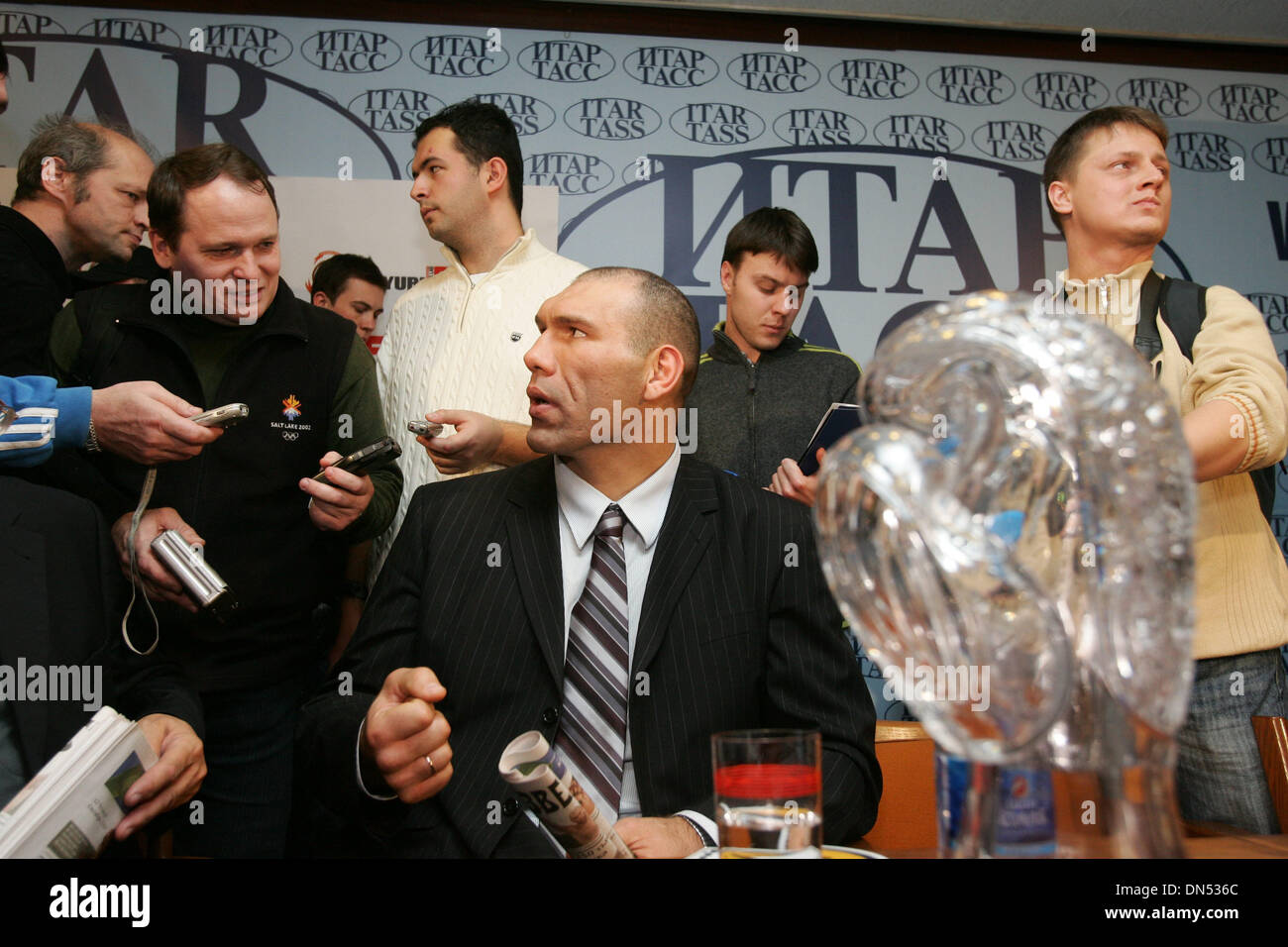 Russo di peso pesante boxer Nikolai Valuev alla conferenza stampa a Mosca.(Immagine di credito: © PhotoXpress/ZUMA Premere) Restrizioni: Nord e Sud America diritti solo! Foto Stock