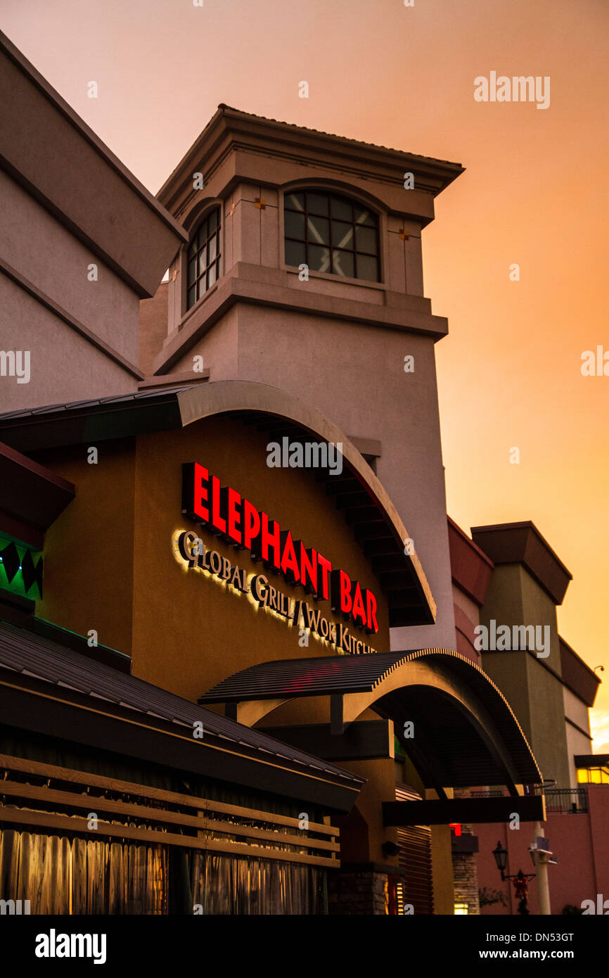 Un elefante Bar Ristorante al tramonto in Northridge California Foto Stock