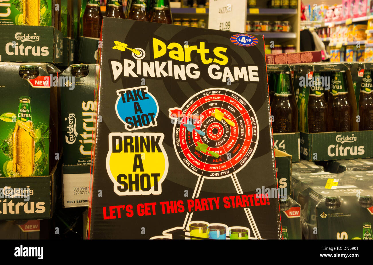 Freccette gioco potabile in B&M store, REGNO UNITO Foto Stock