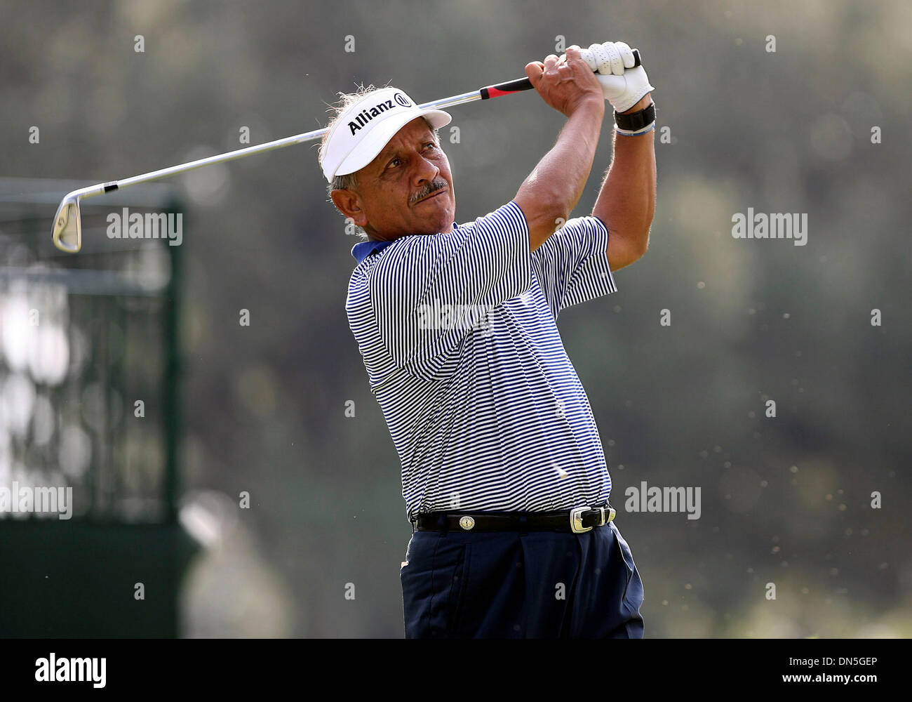 Oct 18, 2006; San Antonio, TX, Stati Uniti d'America; VICENTE FERNANDEZ tees off verso il XVIII Mercoledì verde durante l'AT&T Campionato pro am evento. Credito: Foto di Tom aspo/San Antonio Express-News/ZUMA premere. (©) Copyright 2006 by San Antonio Express-News Foto Stock