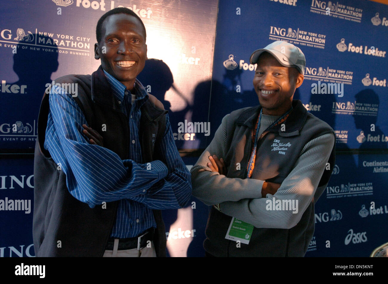Nov 01, 2006; MANHATTAN, NEW YORK, Stati Uniti d'America; Paul Tergat (L) e HENDRICK RAMAALA (R) della Taverna sul verde di Central Park. 2006 New York City Marathon 'New York il favoloso finiture " Conferenza stampa con il campione in carica Paul Tergat e runner-up Hendrick Ramaala. Paul Tergat del Kenya finito di tre decimi di secondo di fronte Hendrick Ramaala del Sud Africa a conquistare il 2005 NYC Foto Stock