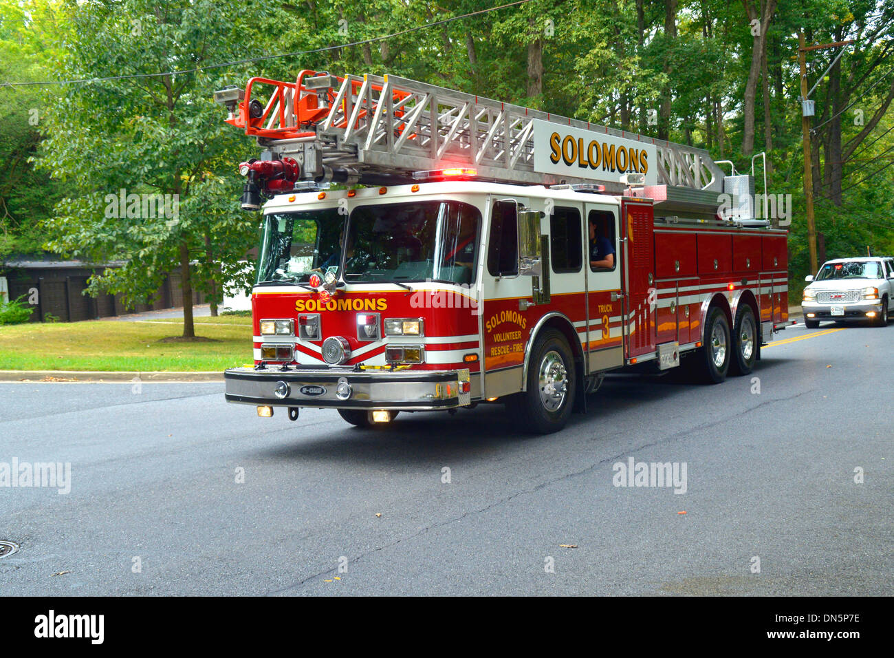 Una scala antincendio carrello carrello da Salomone volontario dei Vigili del Fuoco di rispondere a una chiamata Foto Stock
