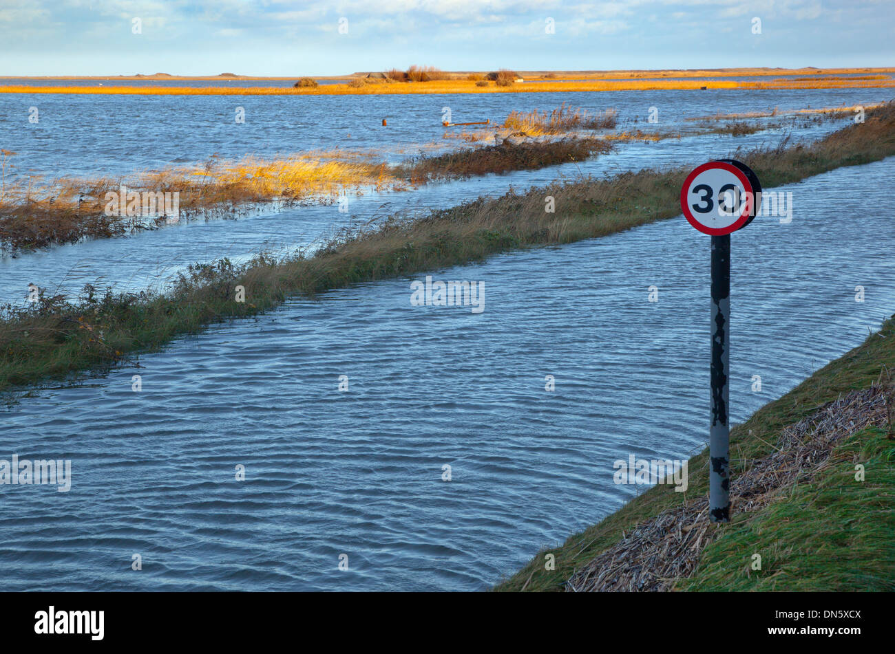 Cley strada costiera e paludi Norfolk allagata nel dicembre 2013 Mare del Nord surge Foto Stock