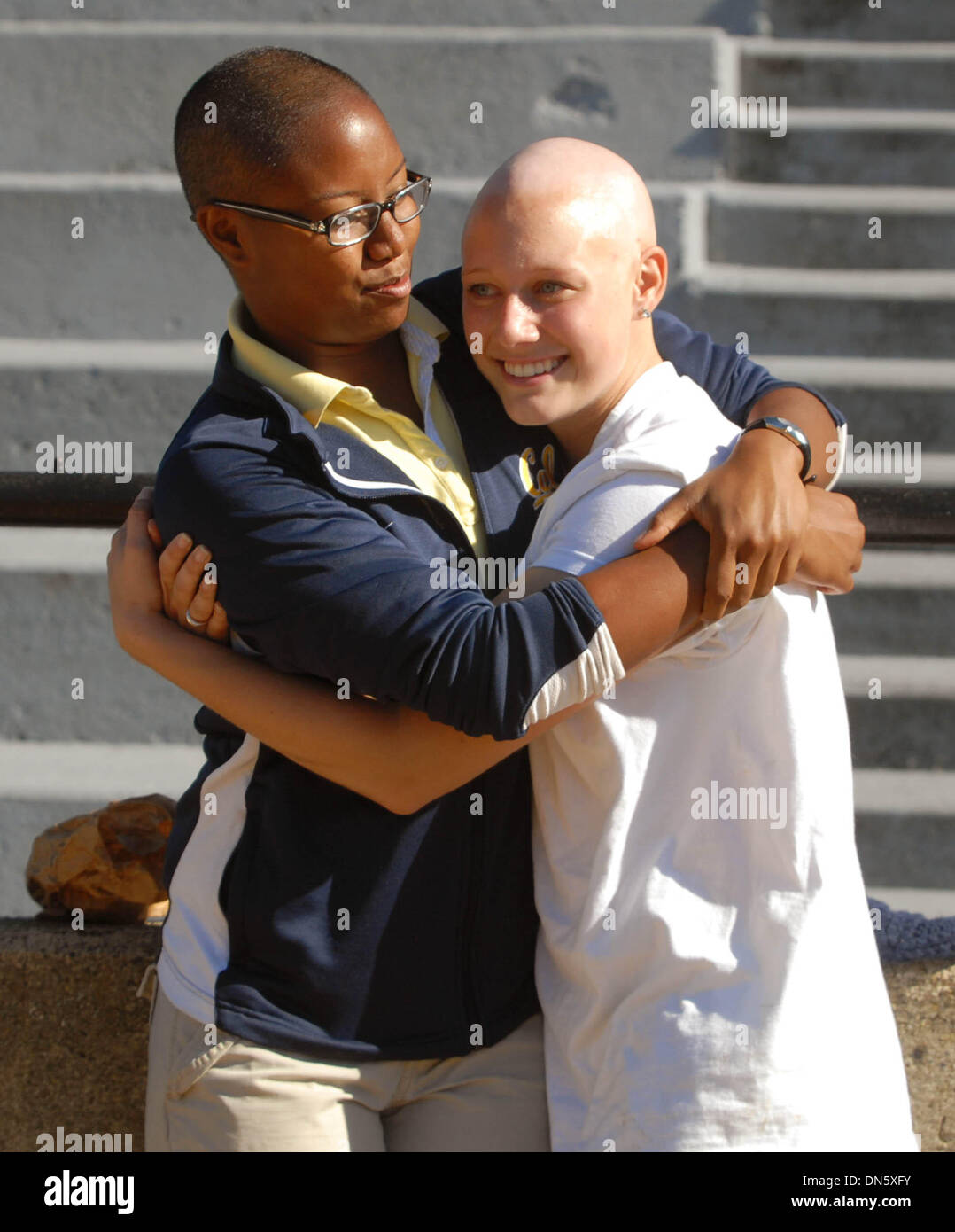 La JordenFontaine-Kussmann, 18, una matricola portiere a Cal ottiene un abbraccio dal suo amico e compagno di squadra Nicole Jarbo, sinistra, a cal di Edward Stadium di Berkeley in California, Mercoledì 14 Novembre, 2007. LaFontaine-Kussmann ha il linfoma cancro che ha cominciato a sviluppare un anno fa e lei è sottoposto a chemioterapia e ha già perso i suoi capelli, ma lei è determinata a giocare a calcio il prossimo anno. Jarbo sh Foto Stock