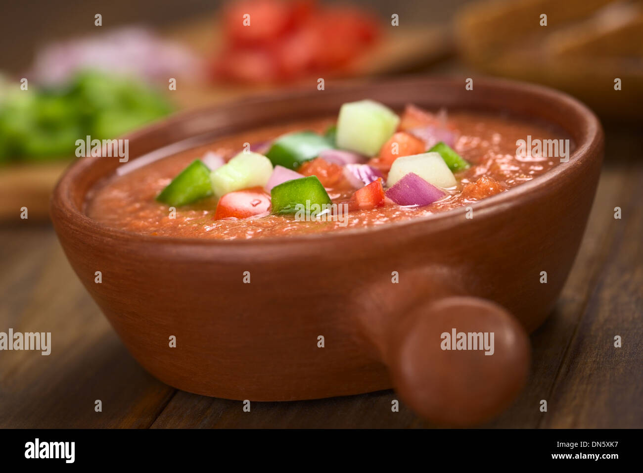 Tradizionale spagnolo di verdura fredda zuppa di pomodoro, cetriolo, peperone, cipolla, aglio e olio di oliva Foto Stock