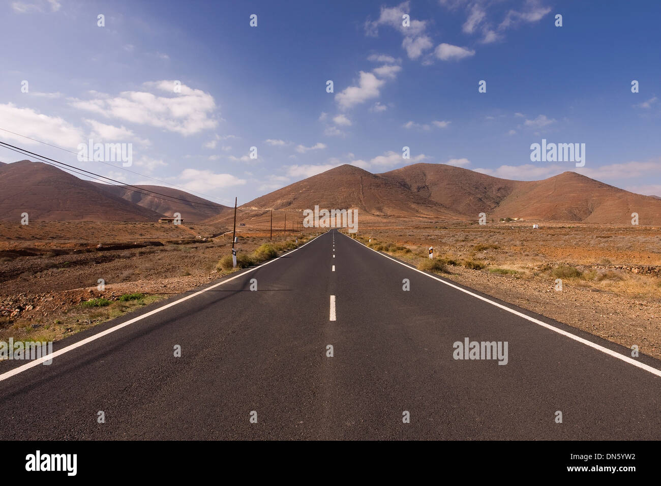 Paese deserta road, altipiani di Fuerteventura, Isole Canarie, Spagna Foto Stock