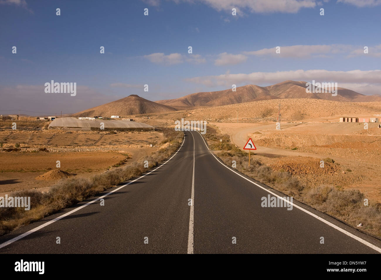 Paese deserta road, altipiani di Fuerteventura, Isole Canarie, Spagna Foto Stock