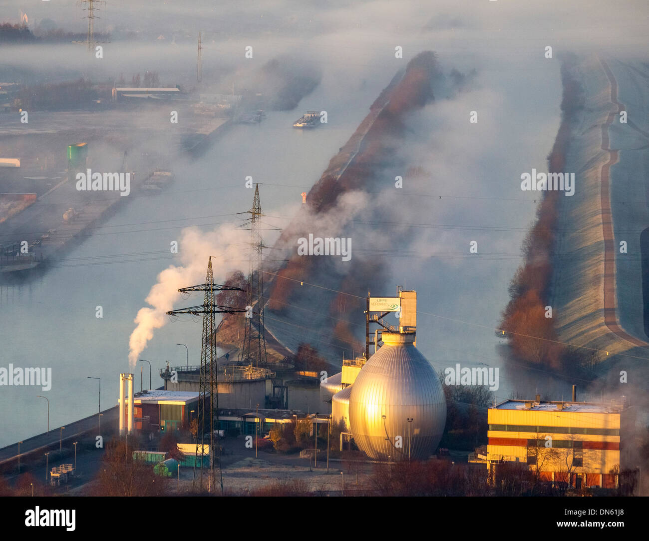 Vista aerea, nebbia mattutina, impianto di trattamento delle acque reflue dell'associazione Lippeverband, Datteln-Hamm sul canale e sul fiume Lippe, Hamm Foto Stock