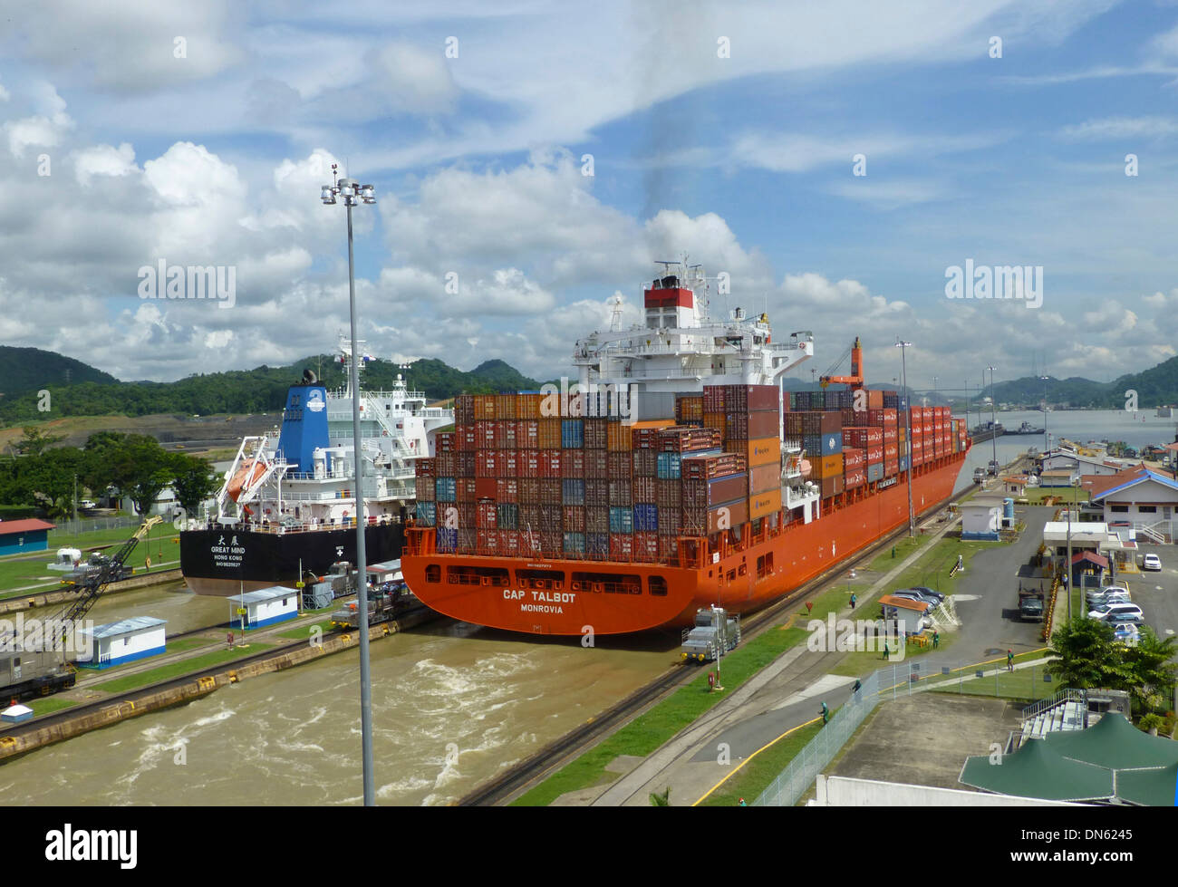 Contenitore nave presso il Miraflores Locks, sul Canale di Panama, Panama City, Panama Foto Stock