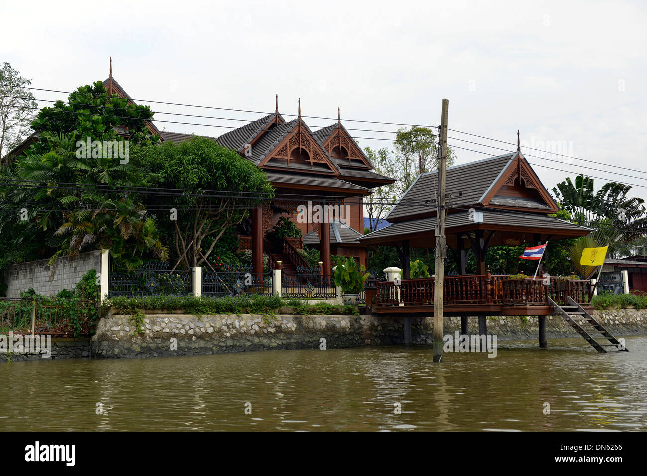 In stile thailandese casa sul canale, Khlong o Klong, Bangkok, Thailandia Foto Stock