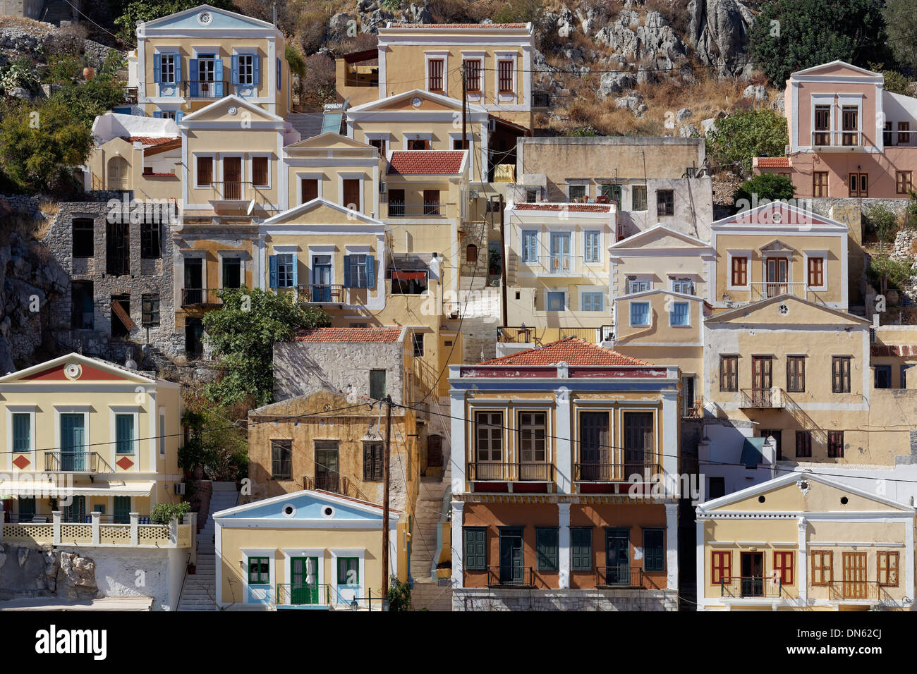 Pittoresche case in stile neo-classico, città di Symi, Symi Island, Dodecaneso, Grecia Foto Stock