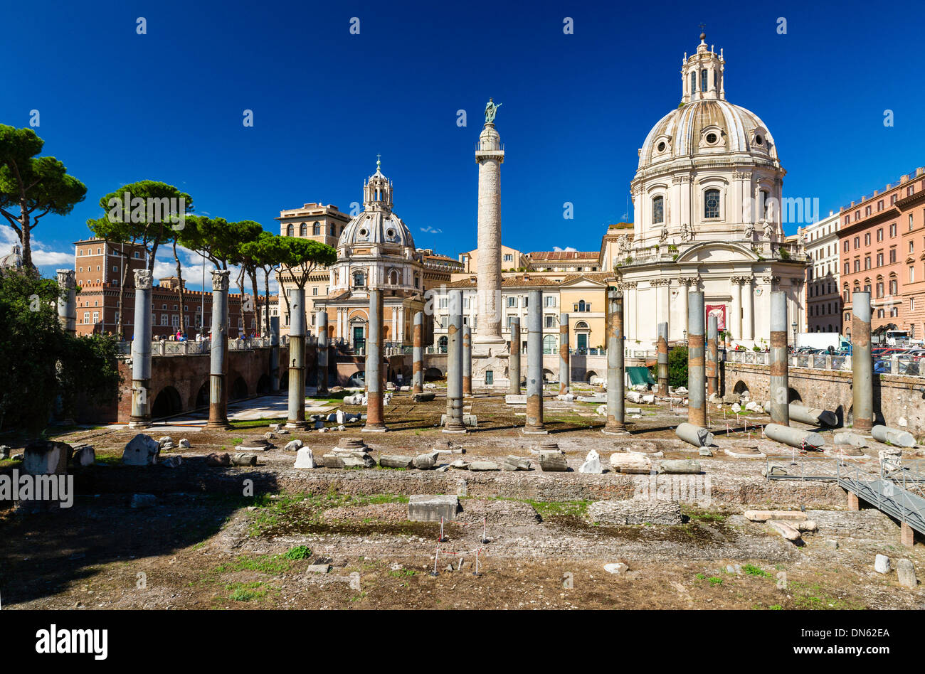 Il Foro di Traiano con la Colonna di Traiano e le colonne della Basilica Ulpia, sul retro delle chiese di Chiesa SS Nome di Maria e Foto Stock