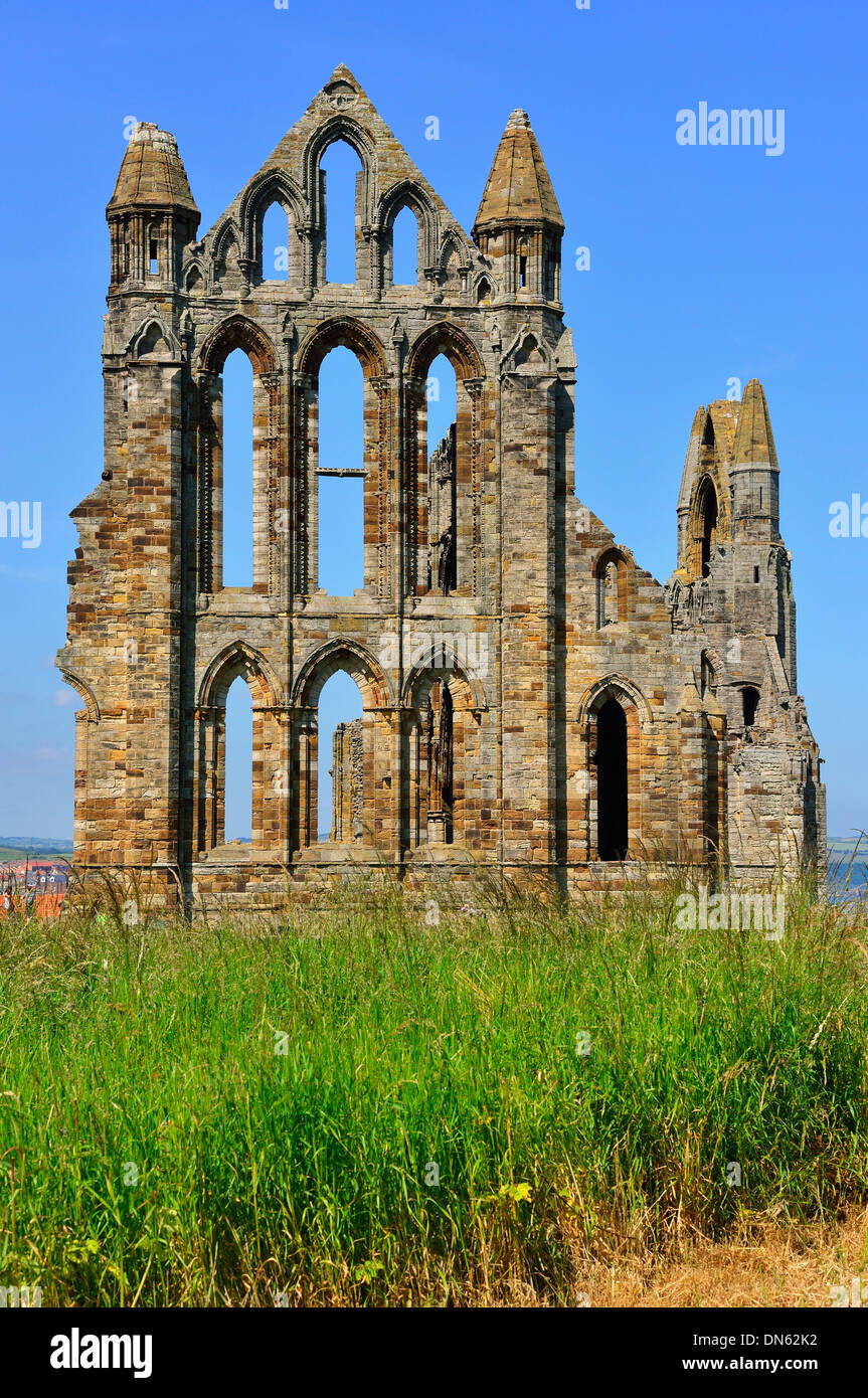 Le rovine di Whitby Abbey che ispirò Bram Stoker per il suo capolavoro "racula', Whitby, North Yorkshire, Inghilterra Foto Stock