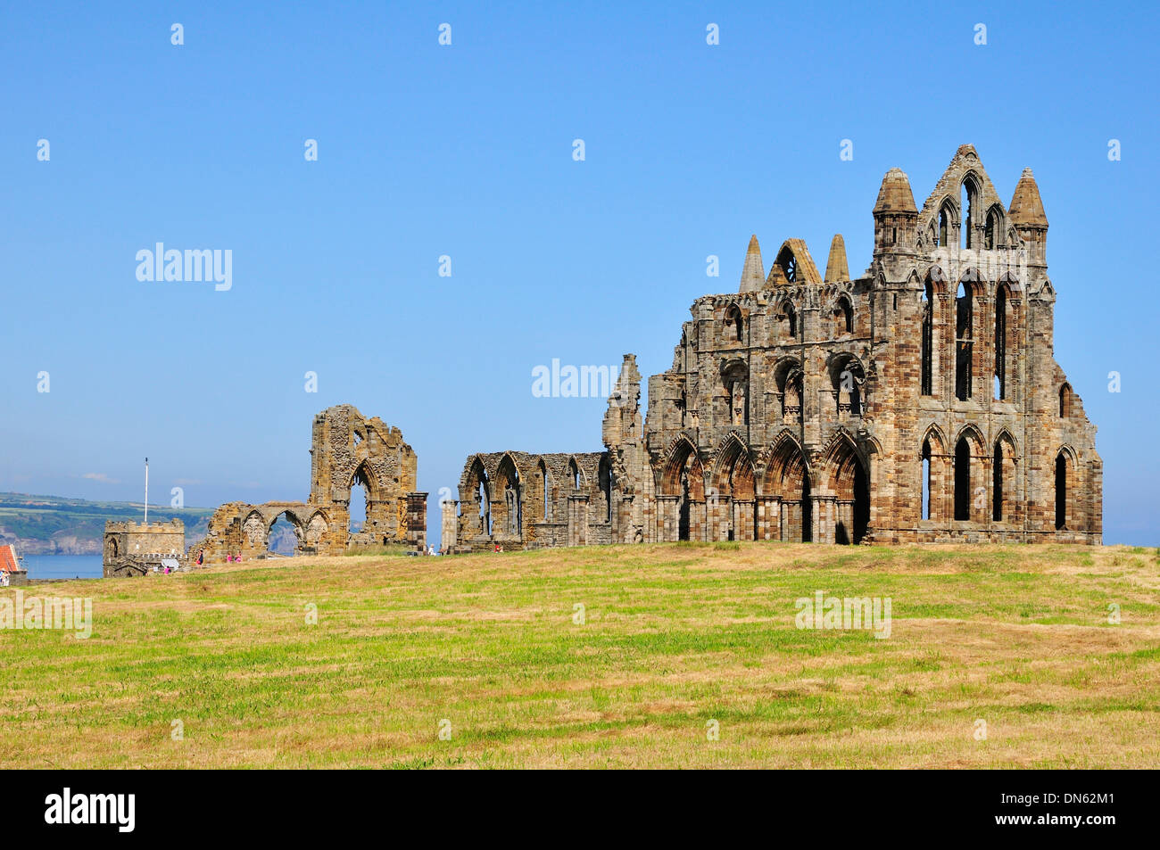 Le rovine di Whitby Abbey che ispirò Bram Stoker per il suo capolavoro "racula', Whitby, North Yorkshire, Inghilterra Foto Stock