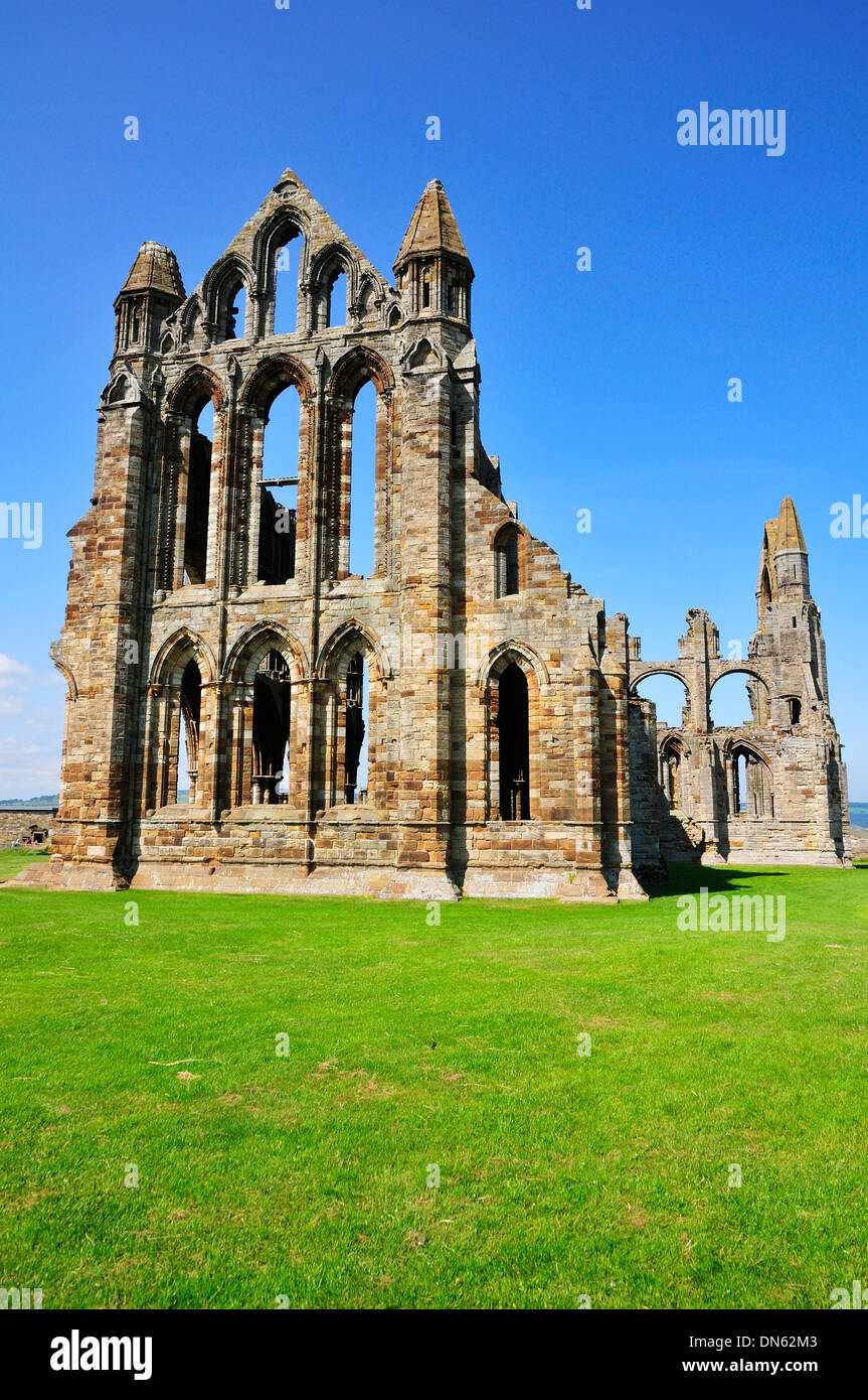 Le rovine di Whitby Abbey che ispirò Bram Stoker per il suo capolavoro "racula', Whitby, North Yorkshire, Inghilterra Foto Stock