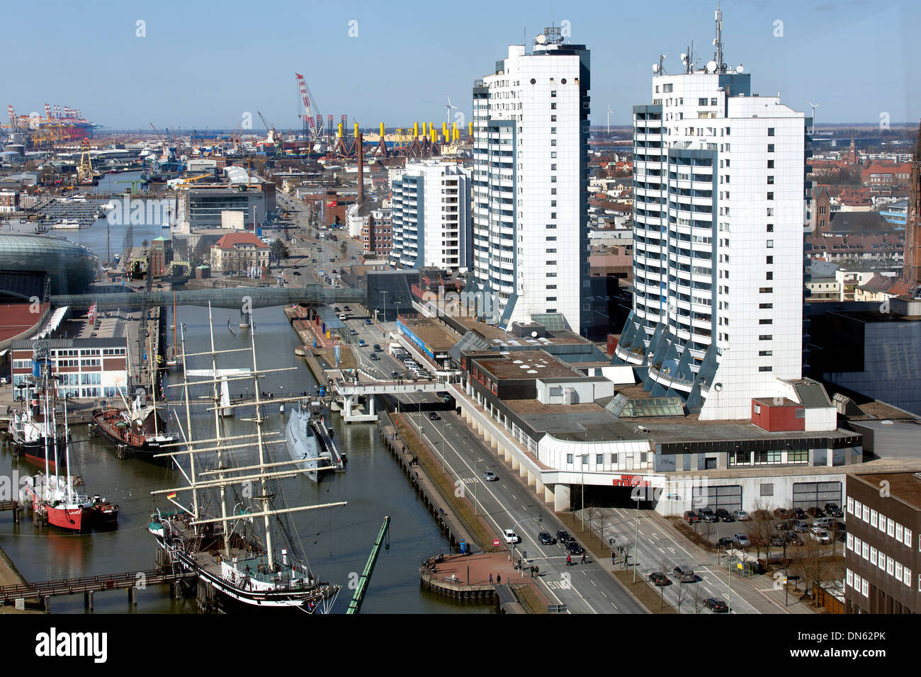 Il centro di Columbus Bremerhaven, centro commerciale, ufficio e gli edifici residenziali, Porto Vecchio con navi museo, Bremerhaven, Brema Foto Stock