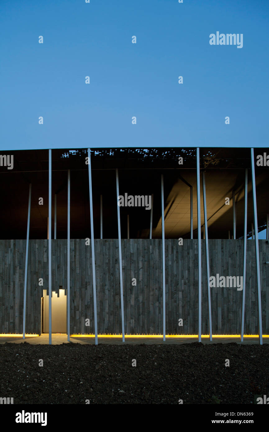 Stonehenge Visitor Center, Amesbury, Regno Unito. Architetto: Denton tappatrice Marshall LLP, 2013. Dettaglio delle colonne di legno e w Foto Stock