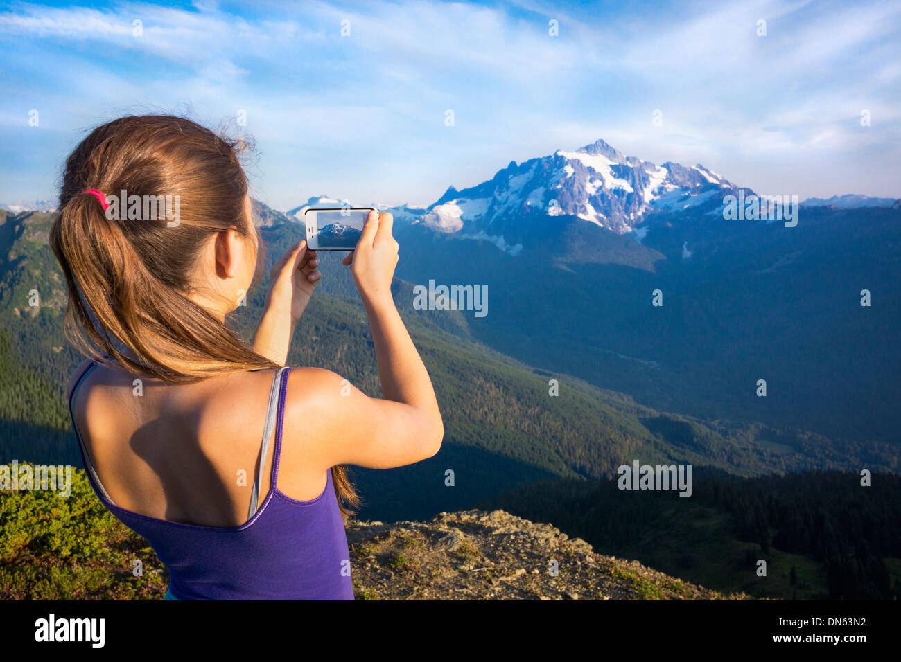 Razza mista ragazza fotografare montagne, North Cascade Mountains, Washington, Stati Uniti Foto Stock