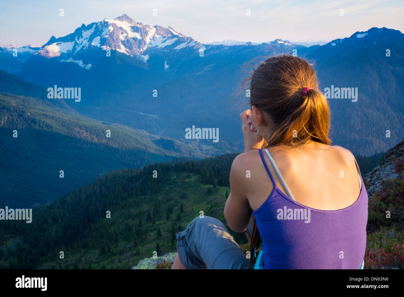 Razza mista ragazza godendo di vista, North Cascade Mountains, Washington, Stati Uniti Foto Stock