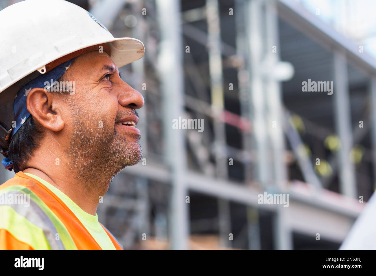 Lavoratore ispanica al sito in costruzione Foto Stock
