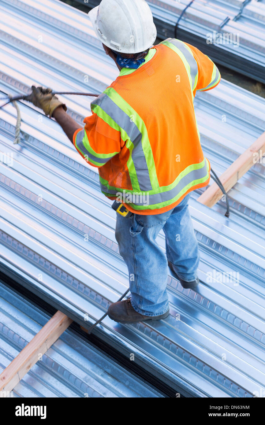 Lavoratore ispanica al sito in costruzione Foto Stock