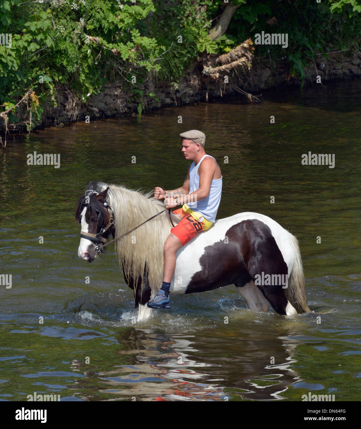 Viaggiatore zingaro di equitazione nel fiume Eden. Appleby Horse Fair, Appleby-in-Westmoreland, Cumbria, England, Regno Unito, Europa Foto Stock