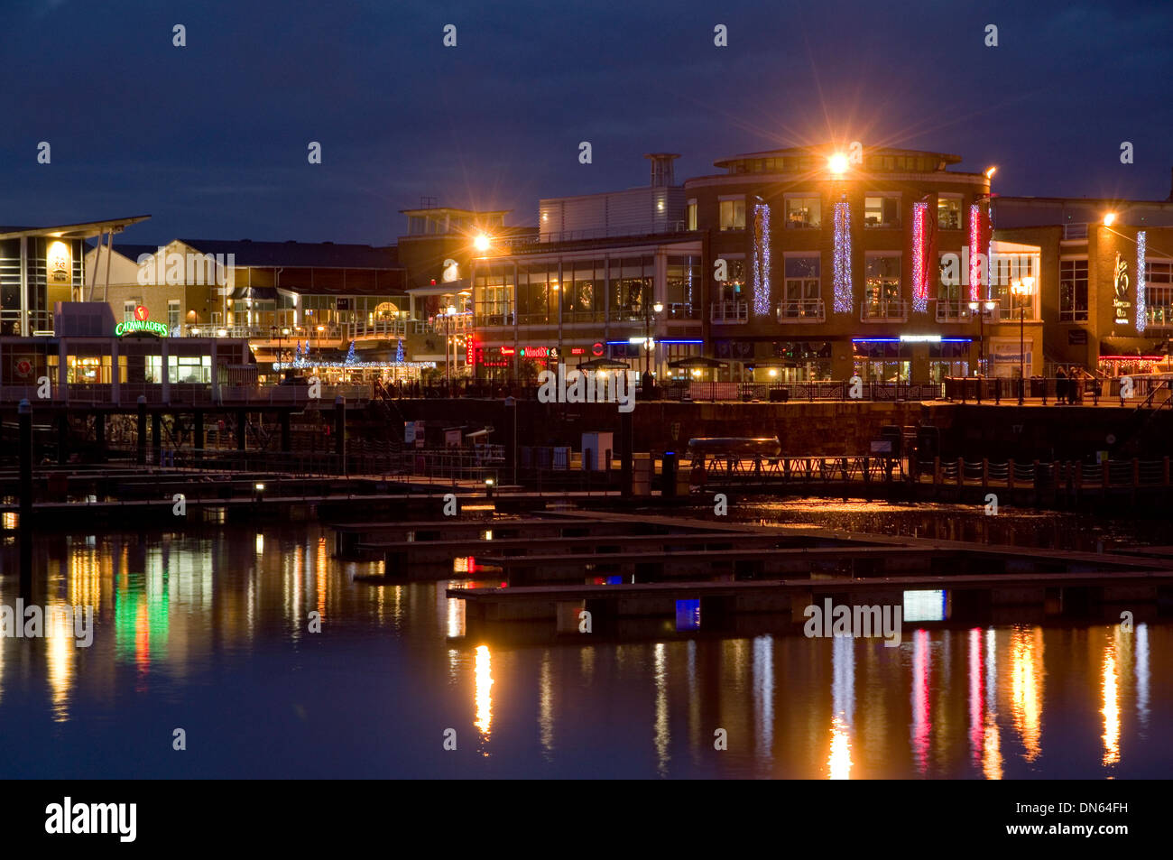 La Baia di Cardiff di notte, Cardiff, Galles del Sud, Regno Unito. Foto Stock