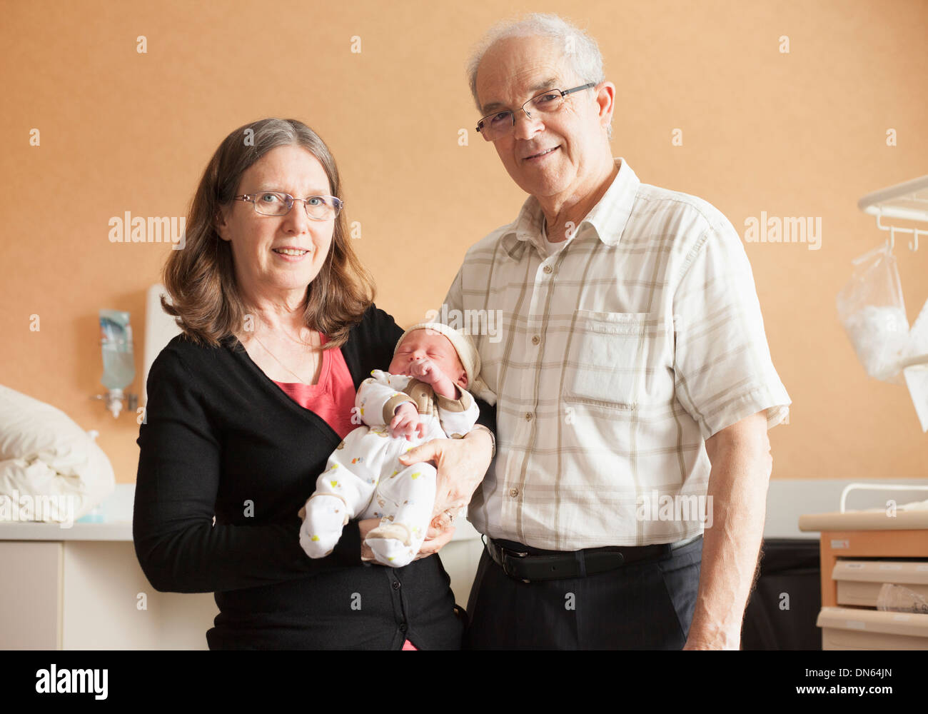 Senior Caucasian giovane azienda nipotino neonato Foto Stock