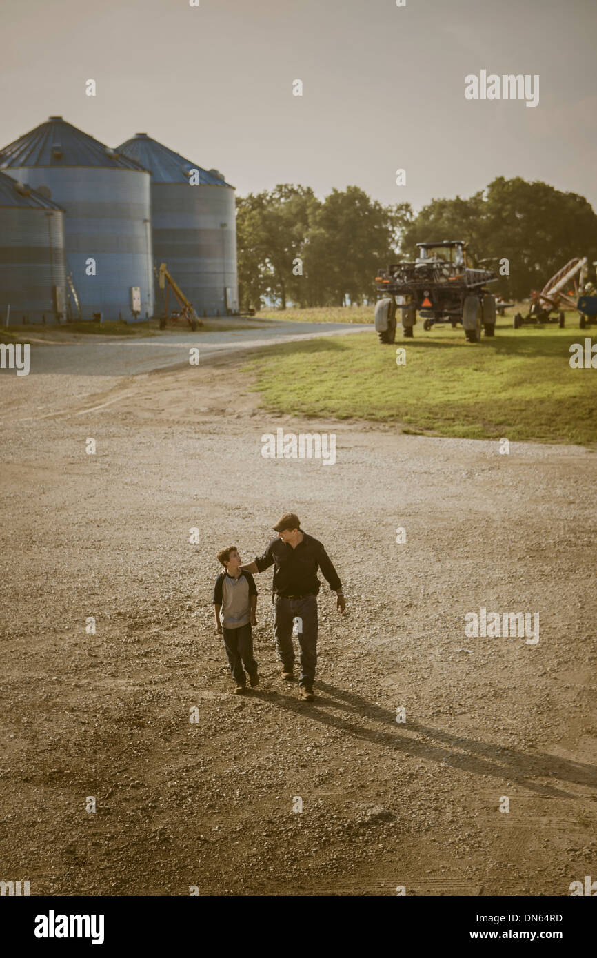 Caucasian padre e figlio a piedi in agriturismo Foto Stock