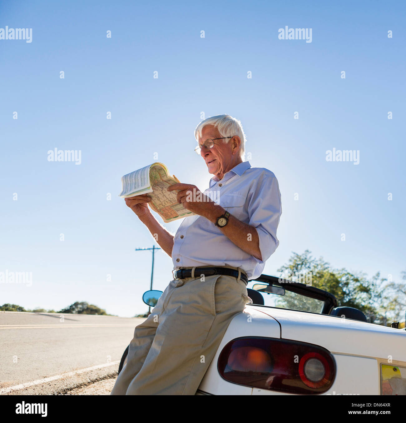 Senior uomo caucasico lettura mappa stradale Foto Stock