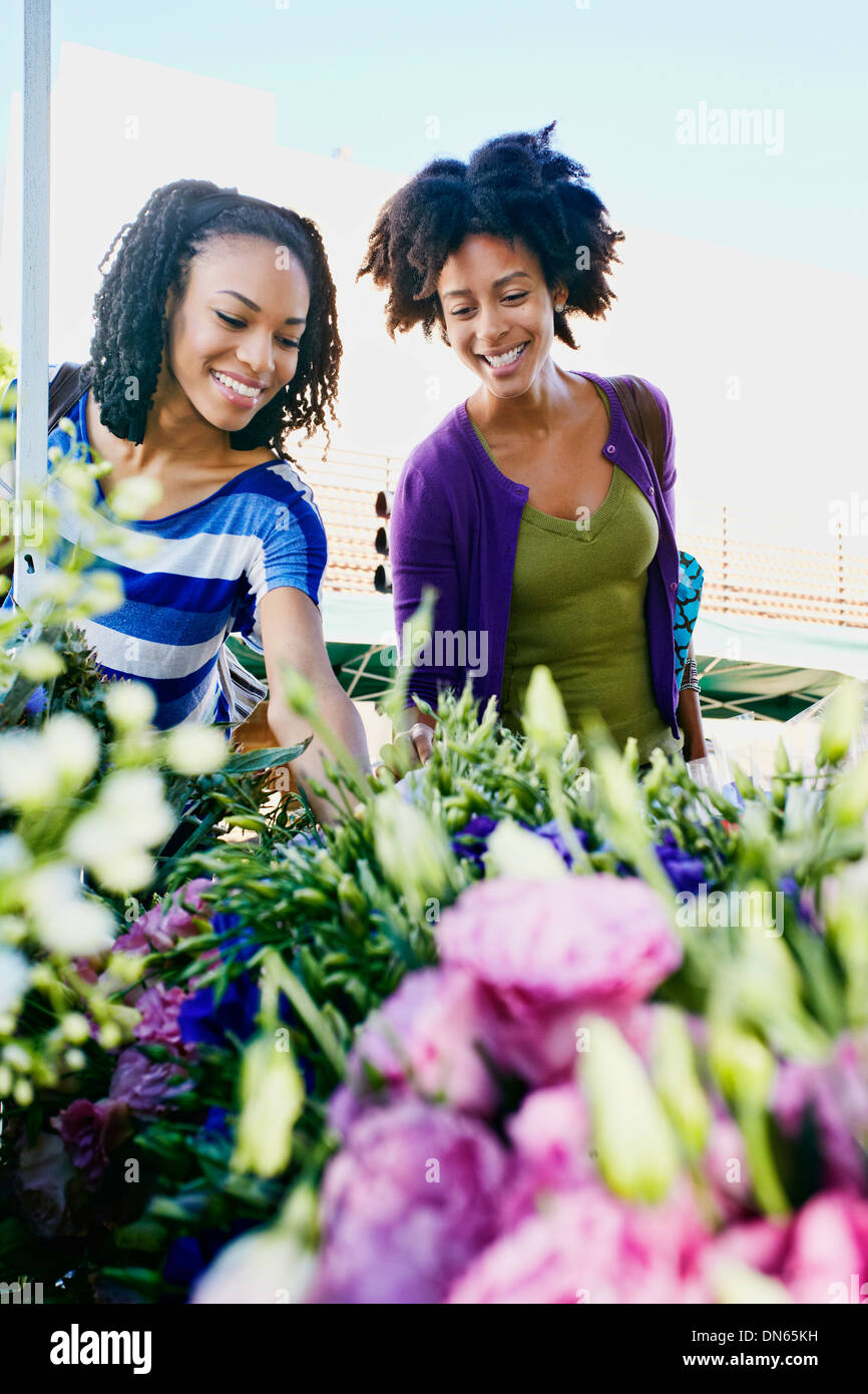 Le donne di shopping insieme al mercato dei fiori Foto Stock